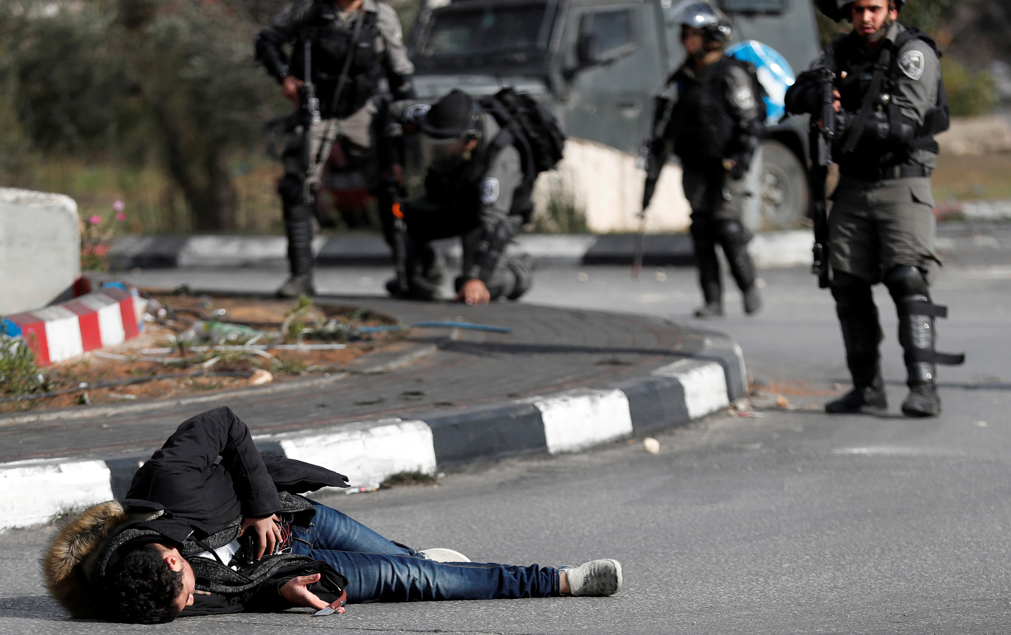 Palestinian Wearing Fake Explosive Belt Stabs IDF Soldier